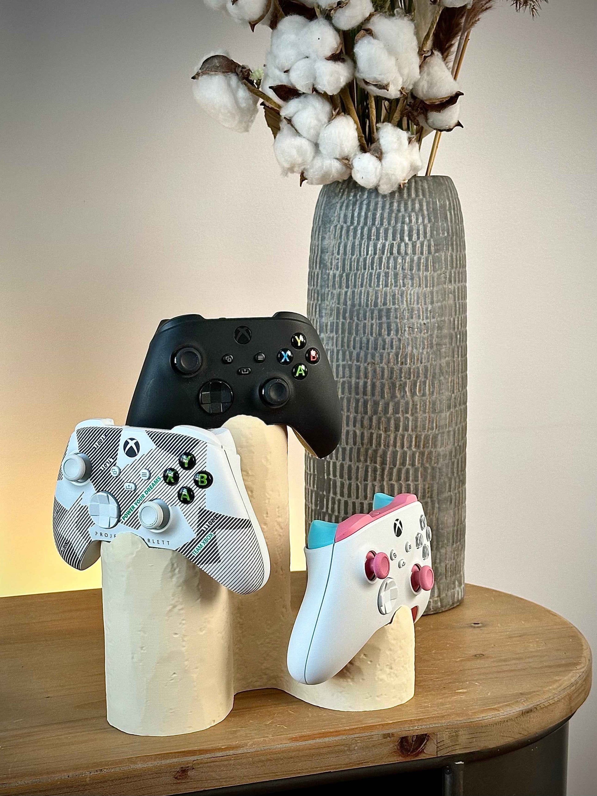 Modern Triple Controller Stand - Smooth Plastered for Stylish Gaming Setup