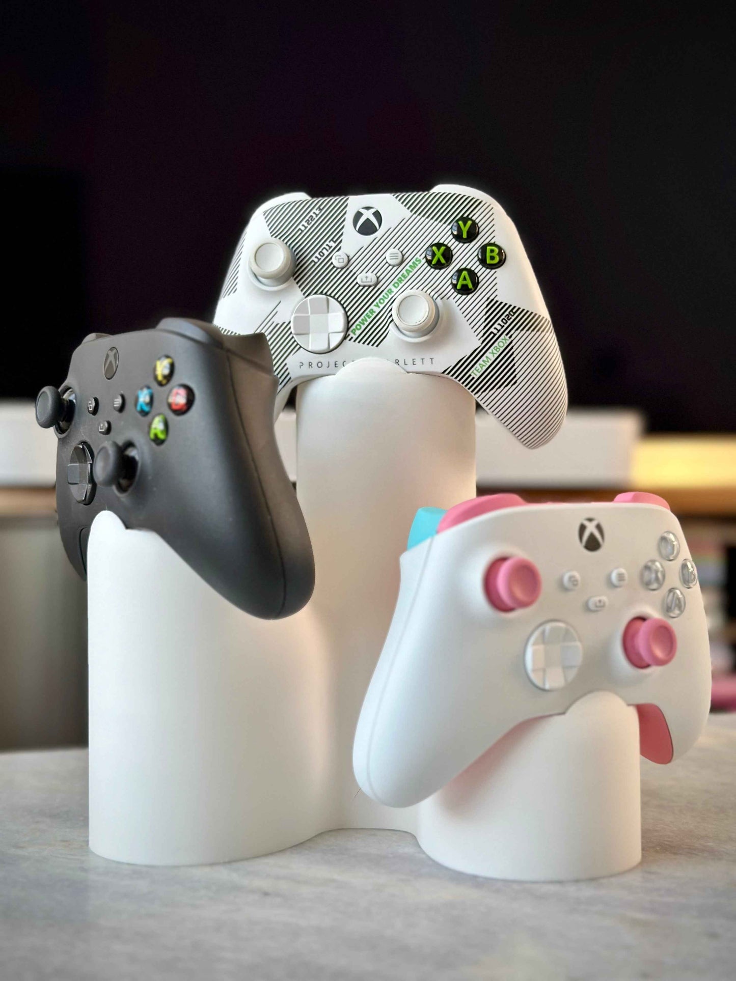 Modern Triple Controller Stand - Smooth Design for Gaming Enthusiasts