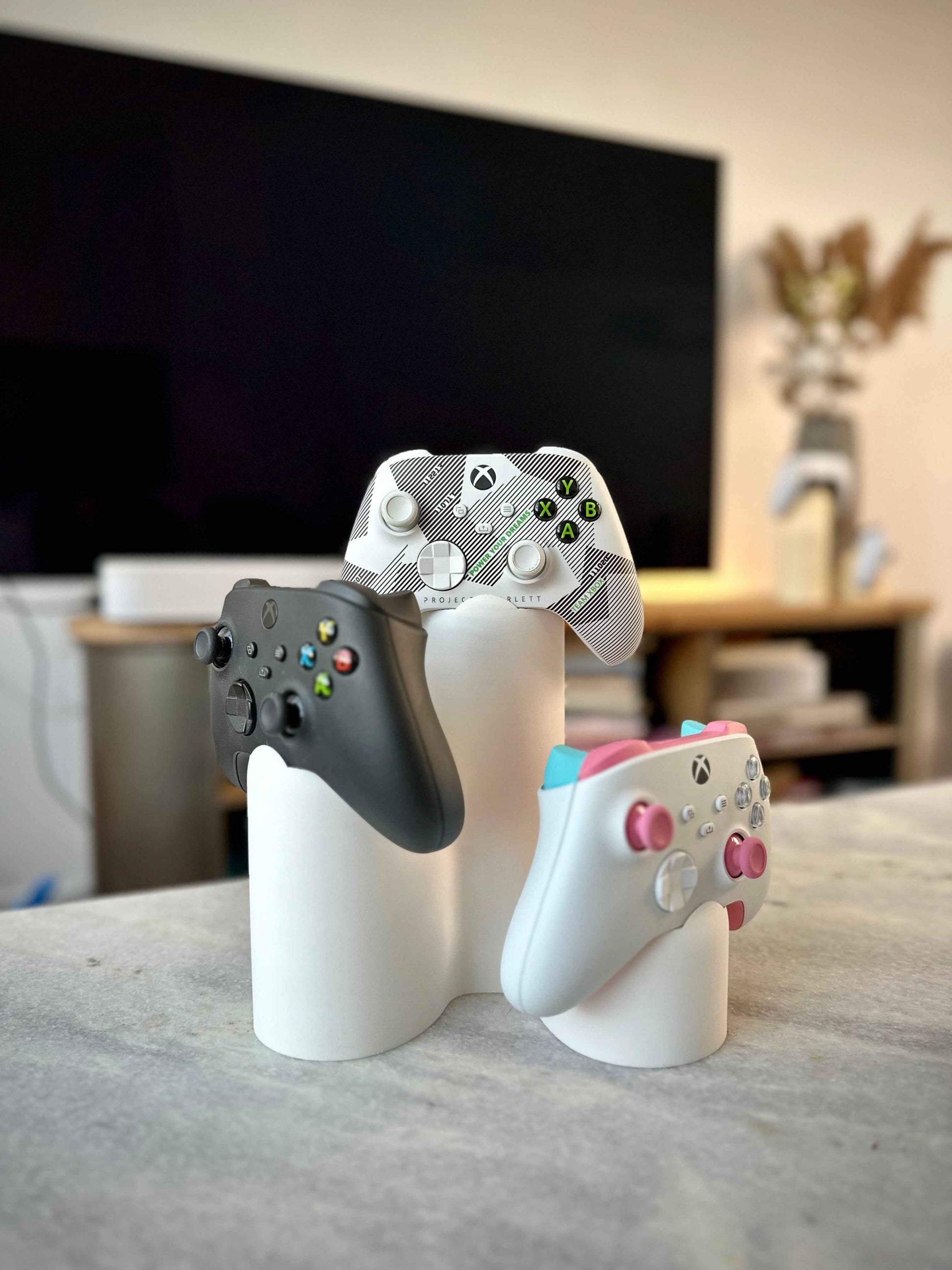 Modern Triple Controller Stand - Smooth Design for Gaming Enthusiasts