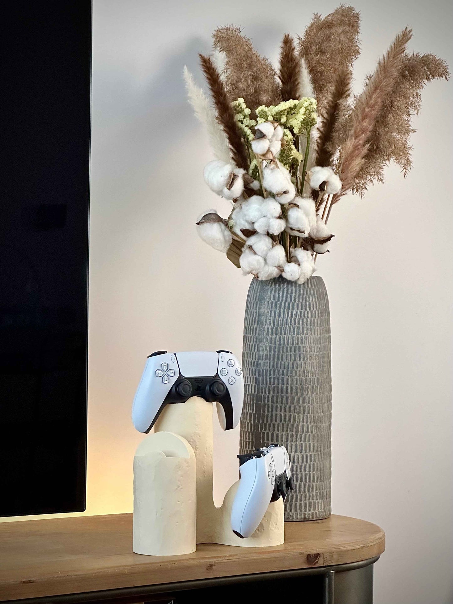 Modern Triple Controller Stand - Smooth Plastered for Stylish Gaming Setup